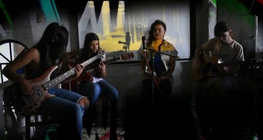 1/11 - Luna en los Charcos. Sele Rozycki canta en Uhlala. 